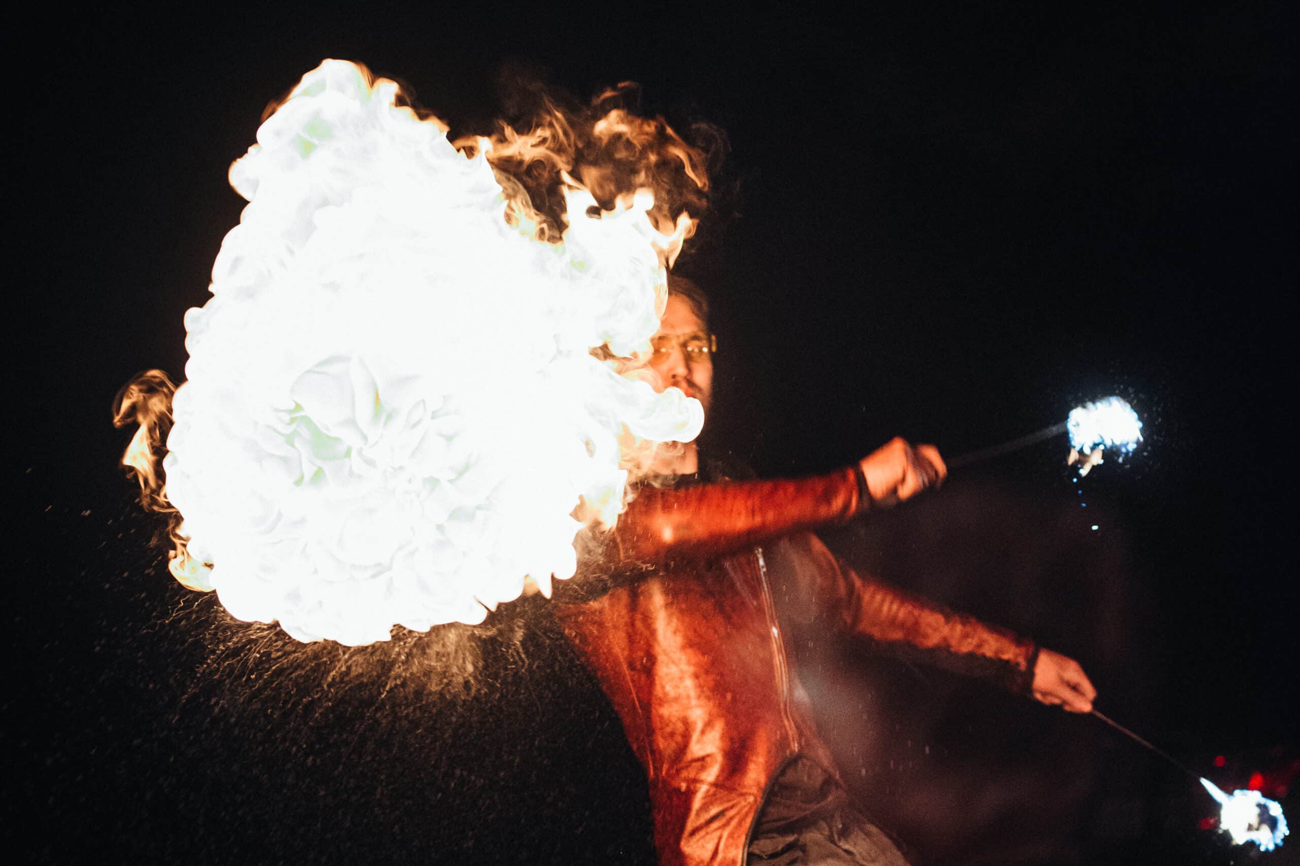 Échassiers et cracheurs de feu : osez l'extraordinaire !