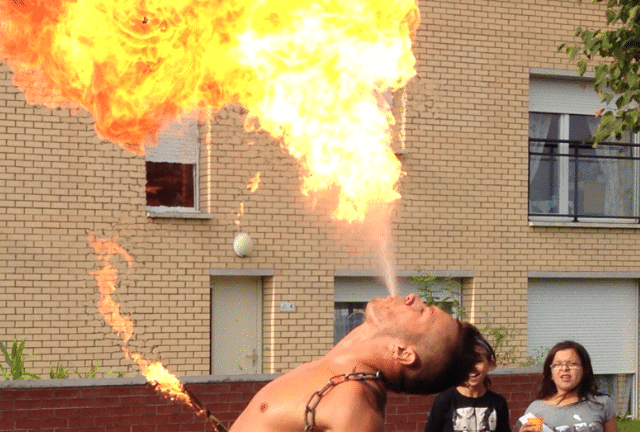 Échassiers et cracheurs de feu : osez l'extraordinaire !